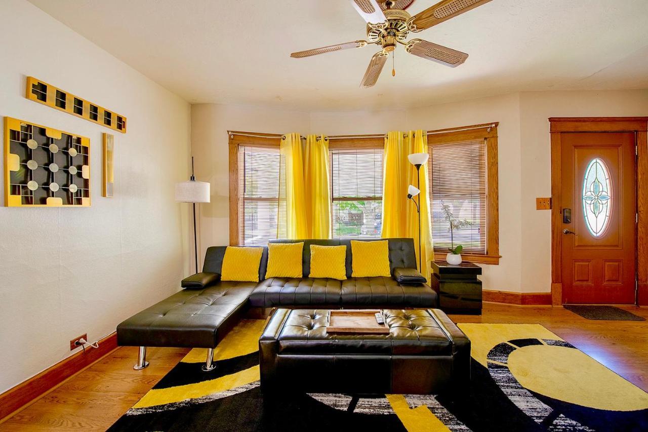 The Amber Retreat - Brooklyn Centre Comfort - Charming Space For Families, Couples & Business Travelers Near Downtown - With 300Mb Wifi, Parking & Self Check-In Cleveland Exterior foto